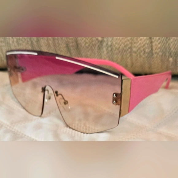 🌟Stylish Oversized Pink Gradient Hot Pink Frame Sunglasses 🌟 - Picture 3 of 6